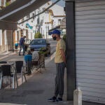 Un vecino de Casariche en la puerta de un bar cerrado en la segunda jornada de confinamiento por la alta incidencia del coronavirus en el muncipio