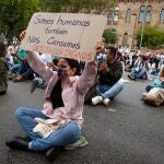 Decenas de médicos internos residentes (MIR) se han concentrado esta mañana ante la consellería de Salud en el octavo y último día de la huelga