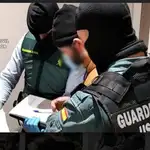 Agentes de la Guardia Civil examinan el material que se ha incautado