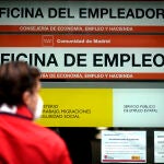 Una persona pasa al lado de una Oficina de Empleo en Madrid