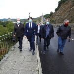 El consejero de Fomento y Medio Ambiente, Juan Carlos Suárez-Quiñones durante una reciente visita al tramo de carretera arreglado en la localidad de Molinaseca (León)