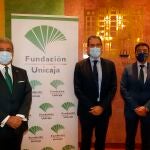 El director general de la Fundación Unicaja, Sergio Corral, el decano del Cuerpo Consular de Málaga, Rafael Pérez, y el cónsul de Armenia en Málaga, Alberto Benito, en el acto de firma del convenio