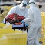 Los servicios de emergencia evacuaron a varios centros sanitarios a parte de los ocupantes de un cayuco localizado este viernes por la tarde a punto de llegar a la costa del sur de Gran Canaria, con 33 hombres de origen subsahariano a bordo, entre ellos un fallecido y tres en estado crítico. EFE/Ángel Medina G.