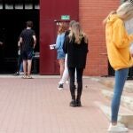 Alumnos de la Universidad Politécnica de Valencia (UPV) guardan cola en el exterior de las instalaciones del pabellón de baloncesto donde se realizan pruebas PCR a unos 700 estudiantes, tras confirmarse más de una veintena de casos positivos de covid-19 entre universitarios del campus de Vera. EFE/Kai Försterling