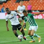Geoffrey Kondogbia con el Valencia frente al Betis.