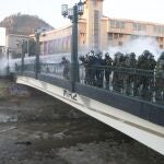Los carabineros observan a un manifestante que se encuentra inconsciente tras caer al río Mapocho, en Santiago (Chile)