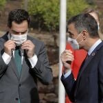 El presidente del Gobierno, Pedro Sánchez (d), conversa con el presidente de Andalucía, Juanma Moreno (i), a su llegada a la clausura del Foro La Toja 2020, en la isla de La Toja, en O Grove (Pontevedra). EFE/Lavandeira jr