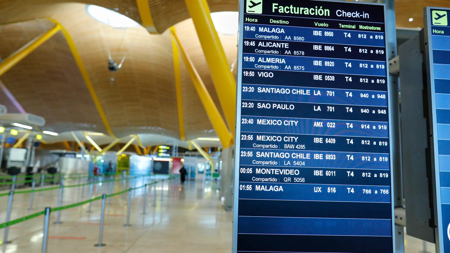 Paneles informativos en el Aeropuerto de Madrid Aeropuerto de Madrid-Barajas Adolfo Suárez durante el primer día con nuevas restricciones en la movilidad