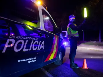 Imágen de un control de Policia Nacional en la Avenida de los Poblados de Madrid, informando de las nuevas restricciones Imágen de un control de Policia Nacional en la Avenida de los Poblados de Madrid, informando de las nuevas restricciones