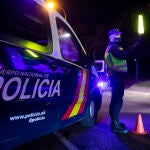 Imágen de un control de Policia Nacional en la Avenida de los Poblados de Madrid, informando de las nuevas restricciones