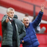Mourinho da instrucciones, con Solskjaer en primer plano