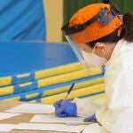 Una sanitaria trabaja realizando test de antígenos a los vecinos de la localidad de Pedrajas de San Esteban, en Valladolid