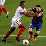 Jules Koundé, central del Sevilla, con Messi.
