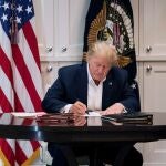 El presidente de los Estados Unidos, Donald J. Trump, trabaja en la suite presidencial del hospital militar Walter Reed de Bethesda