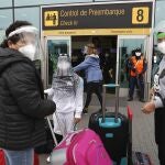 LIM04. LIMA (PERÚ), 05/10/2020.- Pasajeros llegan hoy, al aeropuerto Internacional Jorge Chávez de Lima (Perú). En Perú se reinician este lunes, los vuelos internacionales de carácter regular con siete países de Latinoamérica tras casi siete meses suspendidos. EFE/ Paolo Aguilar