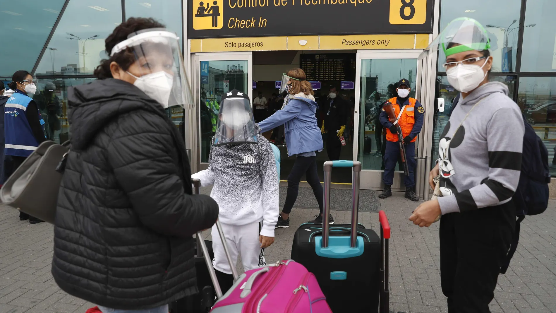 LIM04. LIMA (PERÚ), 05/10/2020.- Pasajeros llegan hoy, al aeropuerto Internacional Jorge Chávez de Lima (Perú). En Perú se reinician este lunes, los vuelos internacionales de carácter regular con siete países de Latinoamérica tras casi siete meses suspendidos. EFE/ Paolo Aguilar