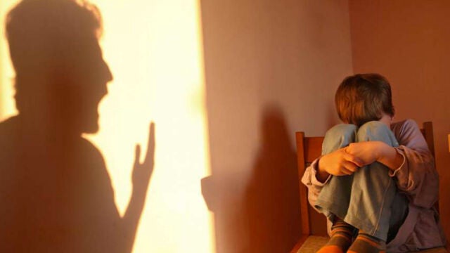 Una mujer gritando a su hijo
