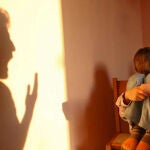 Una mujer gritando a su hijo