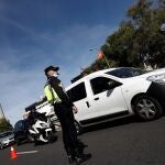 Control policial en uno de los accesos a Madrid tras la entrada en vigor de las nuevas restricciones de movilidad para frenar la pandemia
