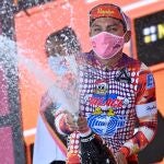 Jonathan Caicedo celebra su victoria en el podio del Giro