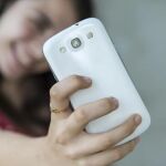 Una menor haciéndose un selfie con su móvil
