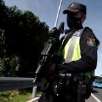 Control policial en el acceso a capital este lunes, primer día laborable de las nuevas restricciones establecidas en Madrid capital y otros nueve municipios para frenar la expansión del coronavirus.