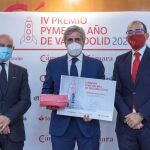 (I a D) El presidente de la Cámara de Comercio de Valladolid, Víctor Caramanzana; el presidente de Bodegas Emilio Moro, José Moro, y Francisco Javier Martín Clavo, delegado Territorial del Banco Santander en Castilla y León, en la entrega del Premio Pyme del año 2020 de Valladolid
