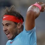 Nadal golpea una derecha ante Sinner en los cuartos de Roland Garros