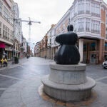 Estatua a la mujer palentina en la Calle Mayor de Palencia