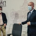 El alcalde de León, José Antonio Diez, y el secretario general de la Cámara de Comercio, Javier Sanz, informan en rueda de prensa sobre los bonos al consumo
