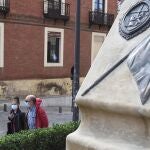 Vista de una calle de la ciudad de León, cuyos habitantes están confinados