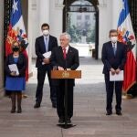 CH01. SANTIAGO (CHILE), 06/10/2020.- Fotografía cedida por la Presidencia de Chile del presidente de Chile, Sebastián Piñera (c), durante una rueda de prensa después de mantener una reunión con la presidenta del Senado, Adriana Muñoz (atrás izquierda), el presidente de la Cámara de Diputados de Chile, Diego Paulsen (centro izquierda), y el presidente de la Corte Suprema, Guillermo Silva (derecha), este martes, en el Palacio de La Moneda en Santiago (Chile). El presidente de Chile, Sebastián Piñera, expresó este martes su "profundo" respaldo al cuerpo policial de Carabineros, luego de que el viernes un agente lanzase presuntamente a un joven al cauce de un río durante una protesta, al tiempo que condenó el suceso y pidió una investigación "exhaustiva" de los hechos. EFE/Presidencia CHILE/SOLO USO EDITORIAL/NO VENTAS