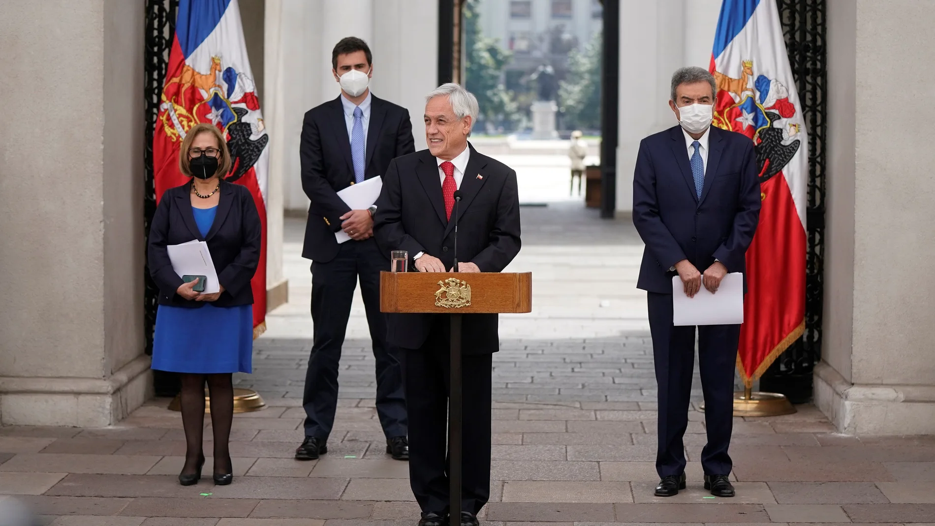 CH01. SANTIAGO (CHILE), 06/10/2020.- Fotografía cedida por la Presidencia de Chile del presidente de Chile, Sebastián Piñera (c), durante una rueda de prensa después de mantener una reunión con la presidenta del Senado, Adriana Muñoz (atrás izquierda), el presidente de la Cámara de Diputados de Chile, Diego Paulsen (centro izquierda), y el presidente de la Corte Suprema, Guillermo Silva (derecha), este martes, en el Palacio de La Moneda en Santiago (Chile). El presidente de Chile, Sebastián Piñera, expresó este martes su "profundo" respaldo al cuerpo policial de Carabineros, luego de que el viernes un agente lanzase presuntamente a un joven al cauce de un río durante una protesta, al tiempo que condenó el suceso y pidió una investigación "exhaustiva" de los hechos. EFE/Presidencia CHILE/SOLO USO EDITORIAL/NO VENTAS
