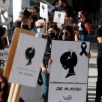 La indumentaria valenciana emula la muerte del sector sin las Fallas de 2021