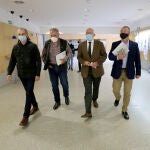 El consejero de Agricultura, Ganadería y Desarrollo Rural, Jesús Julio Carnero, junto a Jesús Manuel González Palacín, Aurelio González y Donaciano Dujo