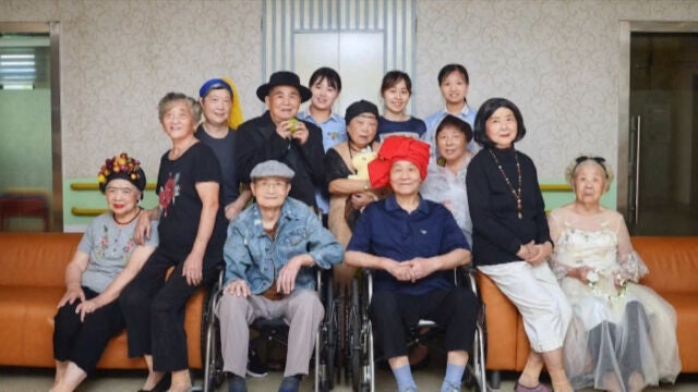 Los ancianos de una residencia se vuelcan en el proyecto de recrear en fotografías de algunas de las más famosas pinturas al óleo