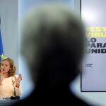 La vicepresidenta tercera del Gobierno y ministra de Asuntos Económicos y Transformación Digital, Nadia Calviño, comparece en la rueda de prensa posterior al Consejo de Ministros este martes en Madrid. El Consejo de Ministros ha aprobado este martes un techo de gasto para 2021 de 196.097 millones de euros, un máximo histórico tras la incorporación de parte del fondo de recuperación europeo y la transferencia a otras administraciones, basado en una previsión de déficit del 7,7 por ciento del PIB en ese año.