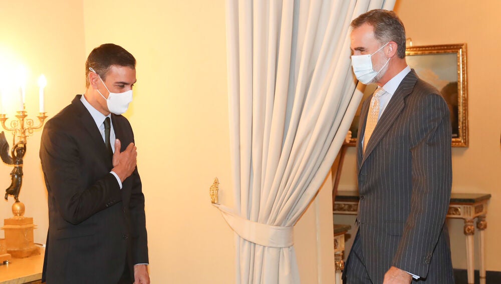 El presidente del Gobierno, Pedro Sánchez (i), saluda al Rey Felipe VI (d) a su llegada a la reunión anual del Patronato del Instituto Cervantes, en el Palacio Real de El Pardo, Madrid (España), a 6 de octubre de 2020.06 OCTUBRE 2020 MONARQUÍA;REALEZA;REYESCasa de S.M. el Rey06/10/2020