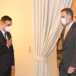 El presidente del Gobierno, Pedro Sánchez (i), saluda al Rey Felipe VI (d) a su llegada a la reunión anual del Patronato del Instituto Cervantes, en el Palacio Real de El Pardo, Madrid (España), a 6 de octubre de 2020.06 OCTUBRE 2020 MONARQUÍA;REALEZA;REYESCasa de S.M. el Rey06/10/2020