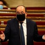 El presidente del grupo parlamentario de Socialistes Units per Avançar, Miquel Iceta, hace una pregunta al vicepresidente del Govern en funciones de presidente Pere Aragonès, en el Parlament