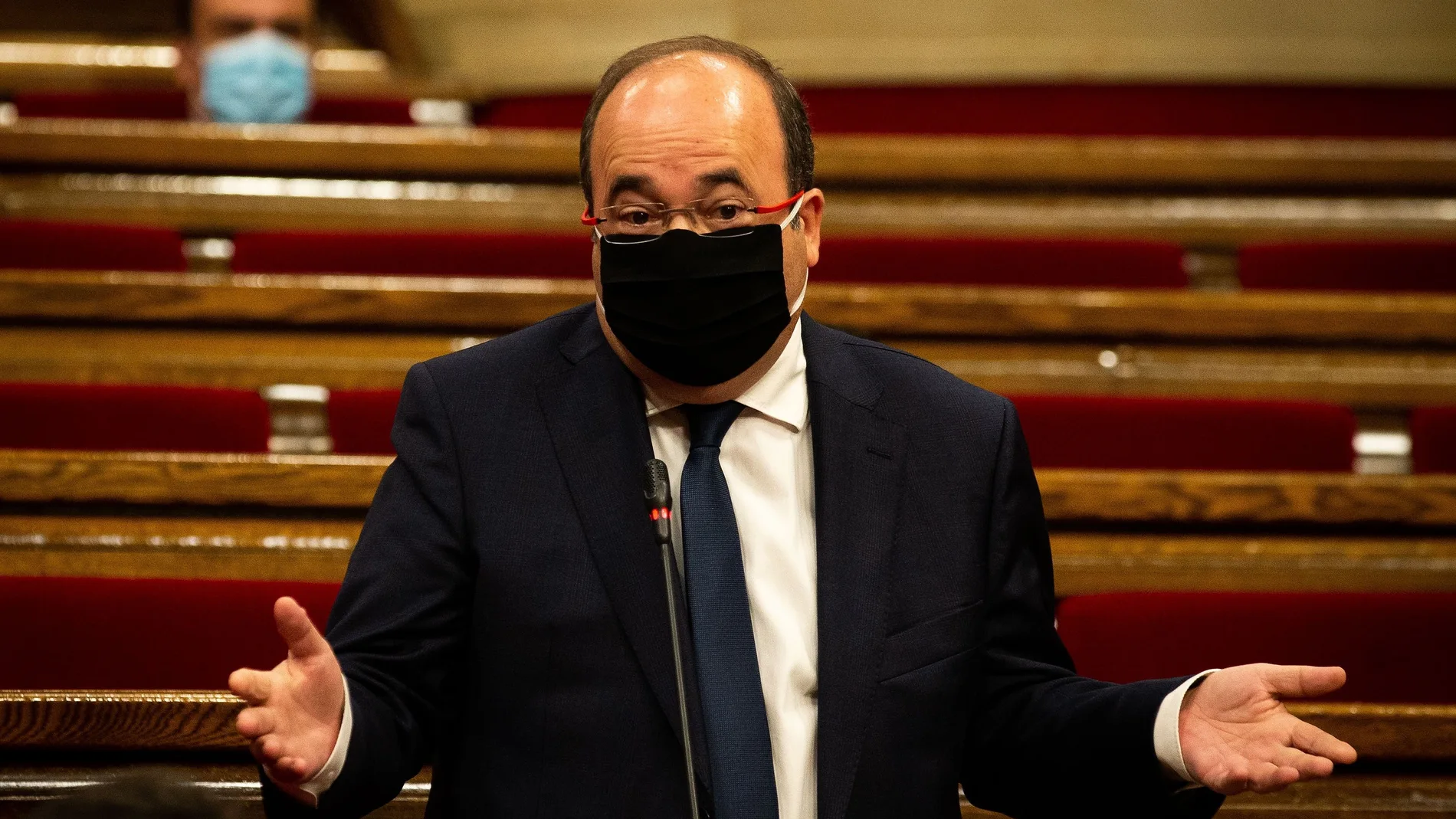 El presidente del grupo parlamentario de Socialistes Units per Avançar, Miquel Iceta, hace una pregunta al vicepresidente del Govern en funciones de presidente Pere Aragonès, en el Parlament