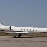 El avión de Leo Messi, con el número 10 en la cola.