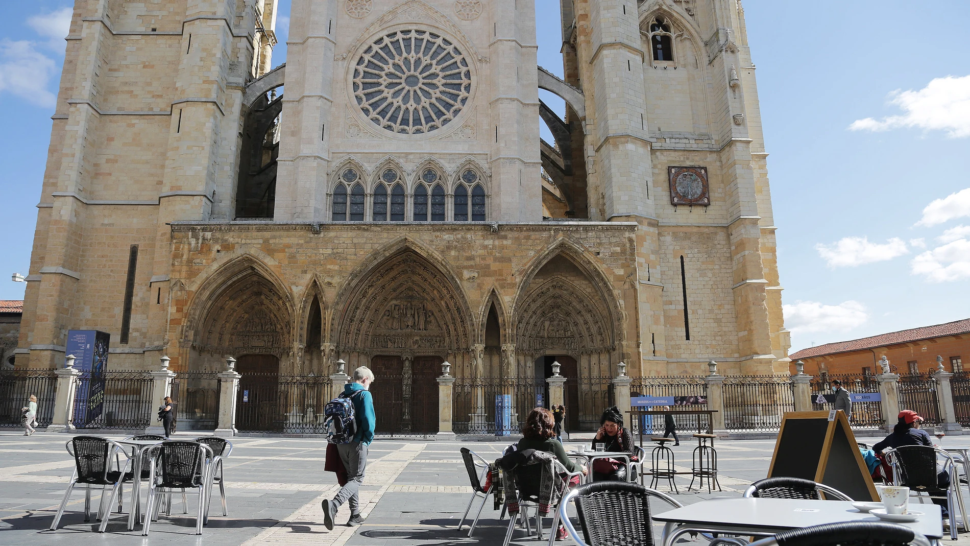 Turistas en León
