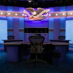 Operarios ultiman los preparativos para el cara a cara entre vicepresidentes