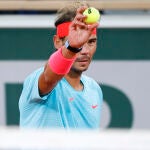 Rafa Nadal se dispone a sacar con bolas nuevas en un partido de esta edición