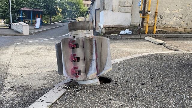 Imagen de archvi de un cohete no explotado en la capital de Nagorno Karabaj, Stepanakert, en octubre de 2020