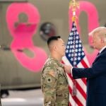 El presidente de Estados Unidos, Donald Trump, condecora a unos soldados en una base militar de California.08/10/2020