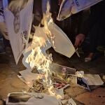 Imagen publicada por la CUP en las redes sociales de la "quema popular" de fotos del Rey Felipe VI