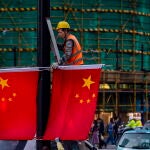 Un operario en Shanghai