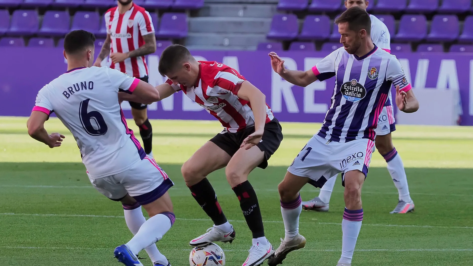 El centrocampista del Athletic Sancet (c) con el balón ante los jugadores del Real VAlladolid luchan por el balón durante el partido correspondiente al XLVI Trofeo Ciudad de Valladolid que disputan en Valladolid. EFE/ R. García